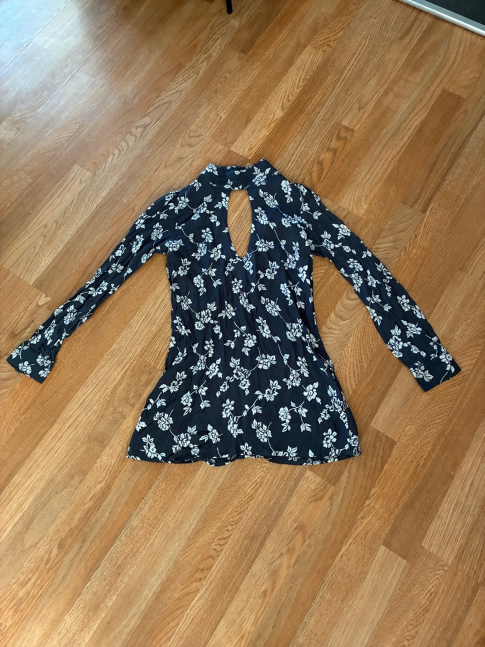 Flynn Skye Navy Floral Keyhole Long Sleeve Mini Dress